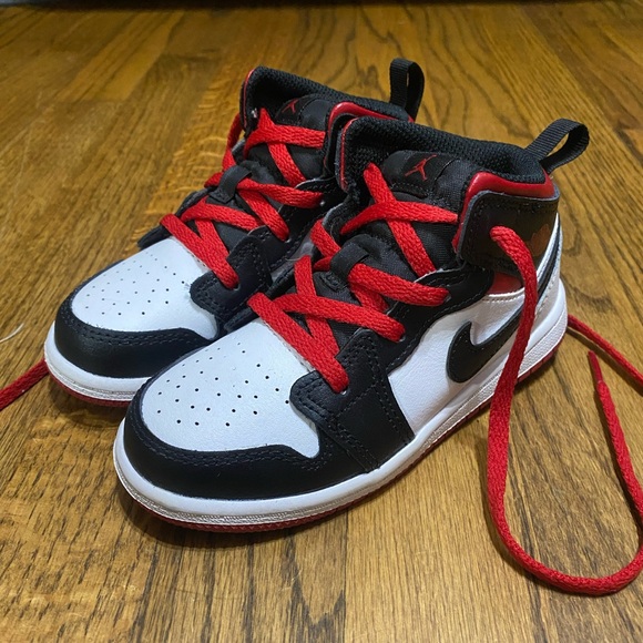 Nike Air Jordan Retro 1 Sneakers - Picture 1 of 7